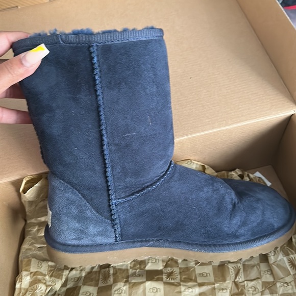 UGG Classic Short Boot - Picture 5 of 8